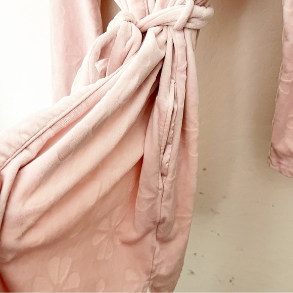 Kate Spade Embossed Floral Plush Long-Sleeve Tie-Front Short Cozy Robe - Picture 6 of 10